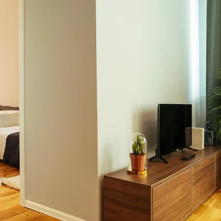 Beautiful - Location - Amazing Balcony Apartment