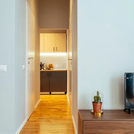 Beautiful - Location - Amazing Balcony Apartment